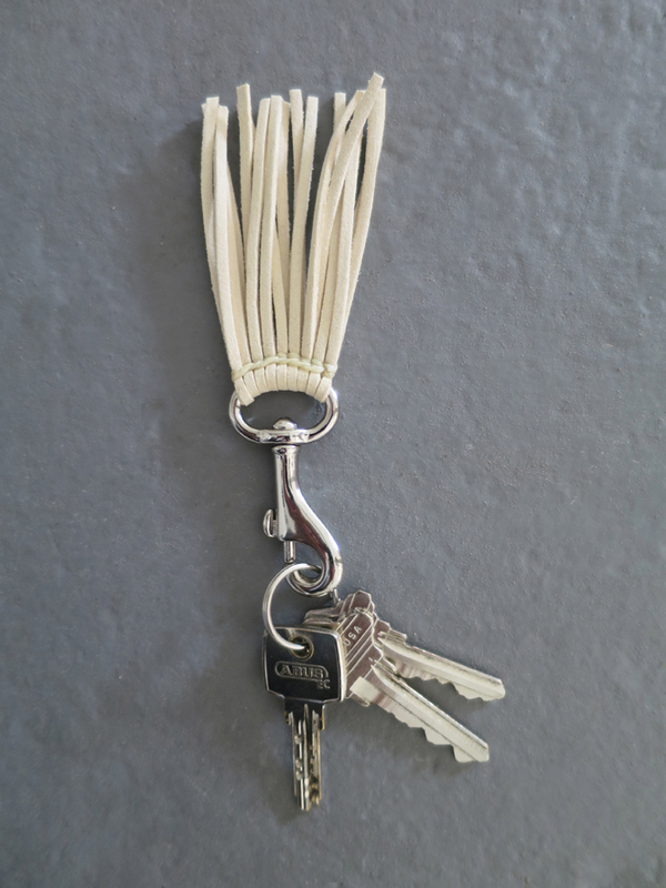 Ystävä Short Tassel Key Chain - Cream Ystävä Short Tassel Key Chain - Cream