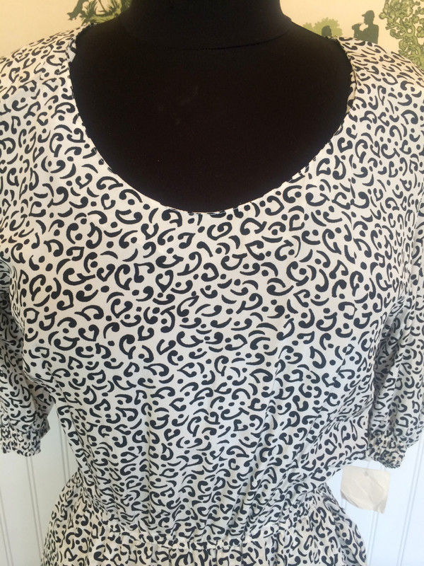 Guy Laroche Vintage Silk 80's Dress black and white pattern size small- medium Guy Laroche Vintage Silk 80's Dress black and white pattern size small- medium