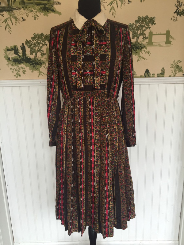 Floral paisley 80's japanese pleated vintage dress size medium Floral paisley 80's japanese pleated vintage dress size medium