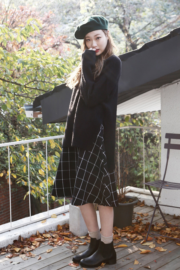 AMONG by ROCKET X LUNCH Round Oversized Knit- Black AMONG by ROCKET X LUNCH Round Oversized Knit- Black