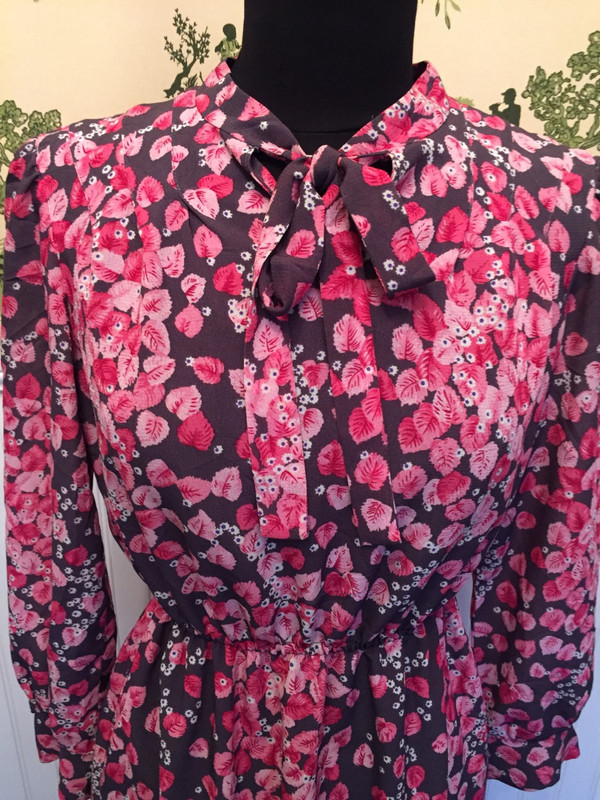 Japanese Floral 70's Voir vintage dress size in size medium Japanese Floral 70's Voir vintage dress size in size medium