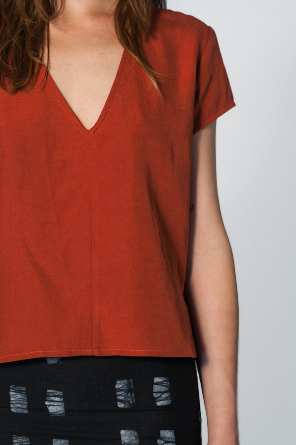 ALI GOLDEN V NECK TOP - RUST ALI GOLDEN V NECK TOP - RUST