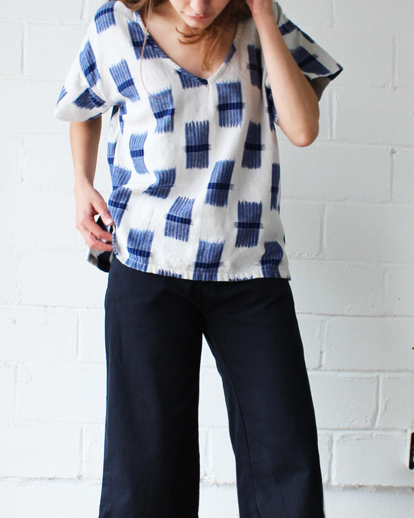 esby KARA KIMONO TOP - NAVY SQUARE IKAT esby KARA KIMONO TOP - NAVY SQUARE IKAT