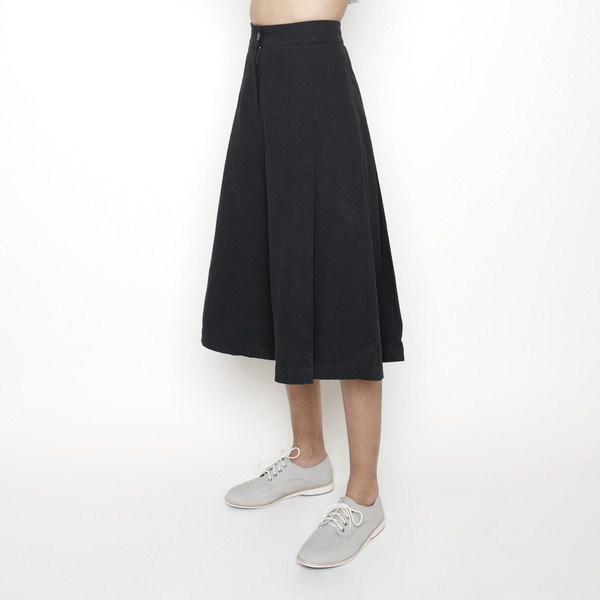7115 by Szeki Linen Culottes R16- Black 7115 by Szeki Linen Culottes R16- Black