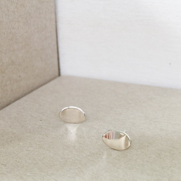 Upper Metal Class Oval Curve Earrings Upper Metal Class Oval Curve Earrings