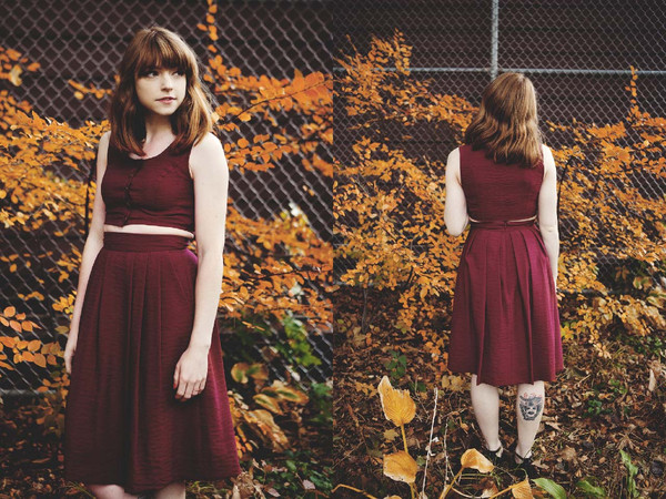 Birds of North America Songlark Skirt (Burgundy) Birds of North America Songlark Skirt (Burgundy)