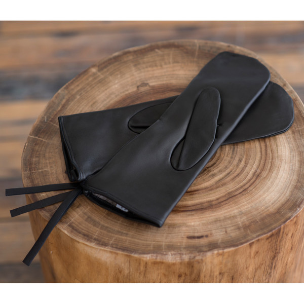 Yvonne Koné Mitten Black - SOLD OUT Yvonne Koné Mitten Black - SOLD OUT
