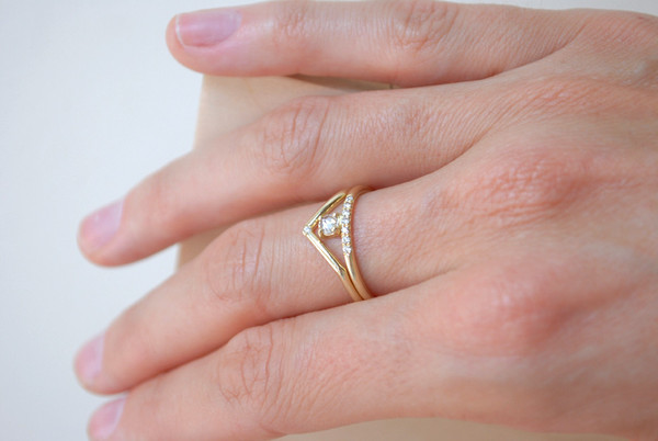 Mociun Mini Peak Band with White Diamond Mociun Mini Peak Band with White Diamond