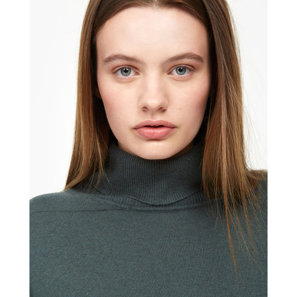 closed turtleneck closed turtleneck