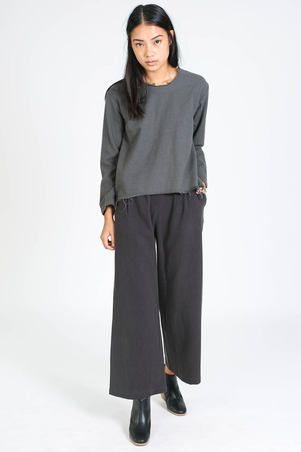 Black Crane Wide top in dark shadow Black Crane Wide top in dark shadow