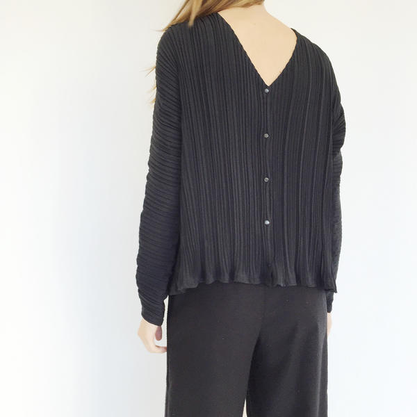Johan Vintage Reversible Black Pleated Top Johan Vintage Reversible Black Pleated Top