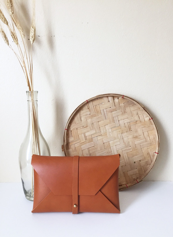 Woodlark Tan Envelope Clutch Woodlark Tan Envelope Clutch