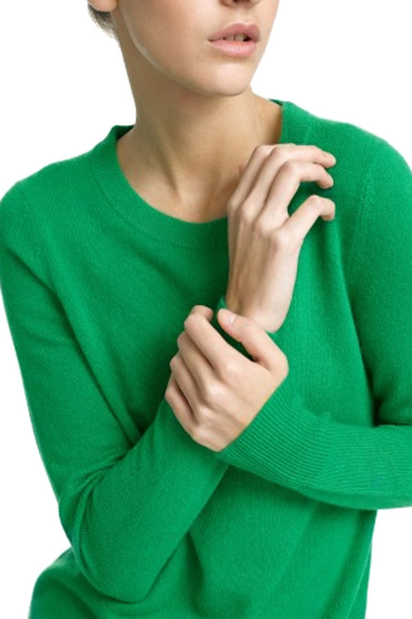 White + Warren Cashmere Essential Crewneck White + Warren Cashmere Essential Crewneck