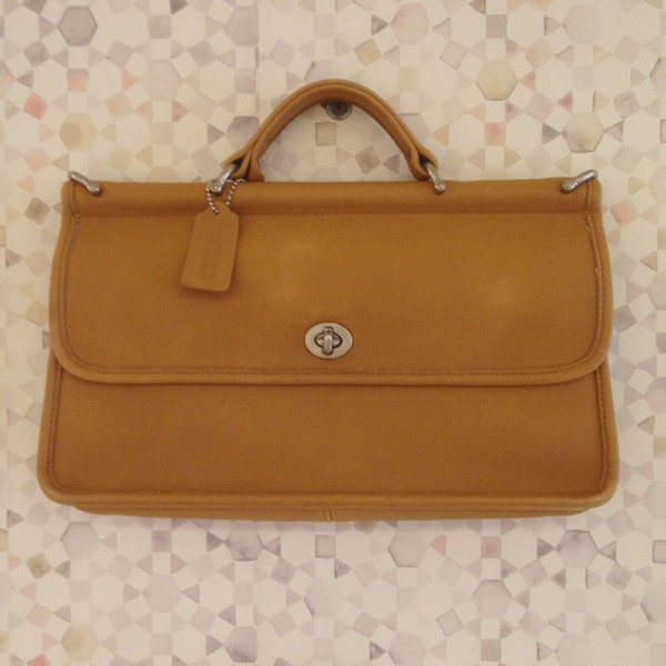 Darling Vintage Vintage Coach City Willis 9153 Tan Crossbody Bag Darling Vintage Vintage Coach City Willis 9153 Tan Crossbody Bag