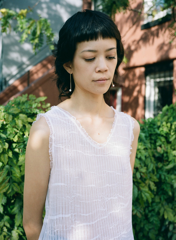KAHLE PLEATED V-NECK VEST KAHLE PLEATED V-NECK VEST