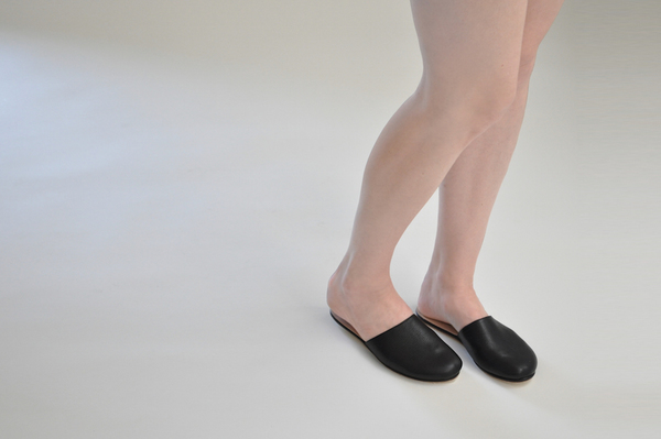 The Palatines "cognitio" slide slipper | black The Palatines "cognitio" slide slipper | black