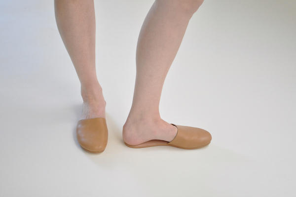 The Palatines "cognitio" slide slipper | tan The Palatines "cognitio" slide slipper | tan